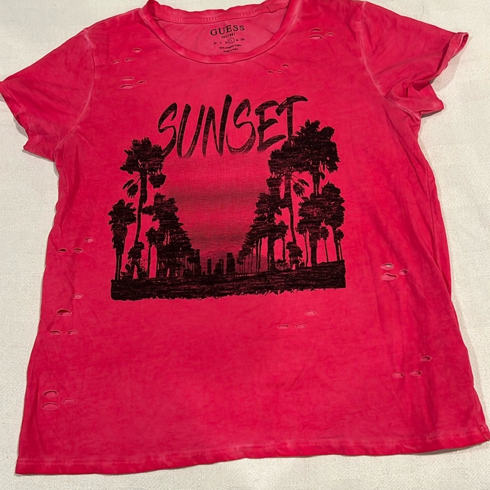 Guess 🌺fuscia colored t-shirt